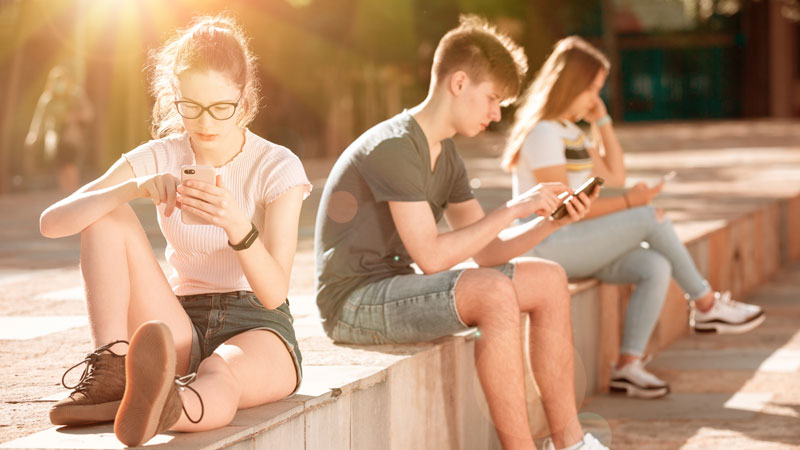 Menores usando el móvil y las redes sociales